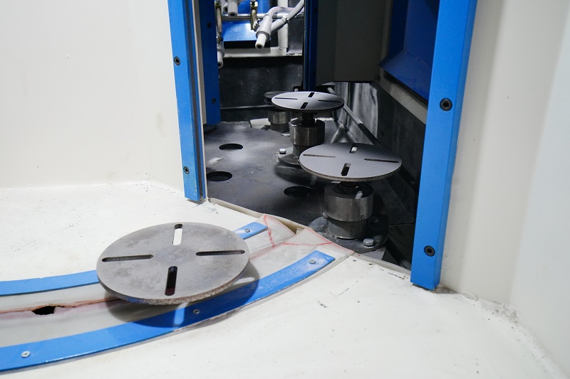 rotating table automatic sandblasting